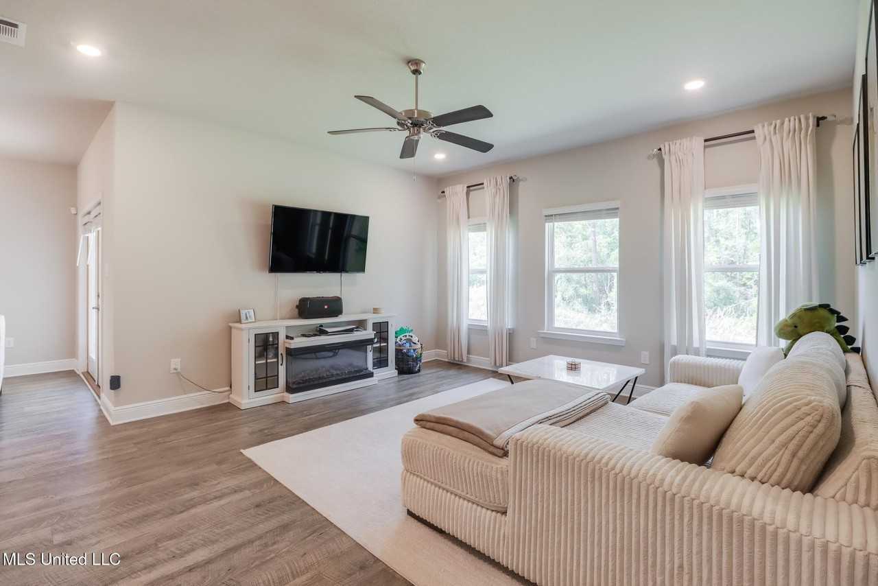 7820 Coral Ln - Photo 5 of 23