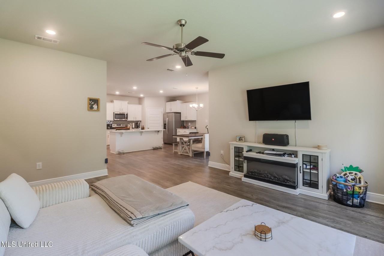 7820 Coral Ln - Photo 6 of 23