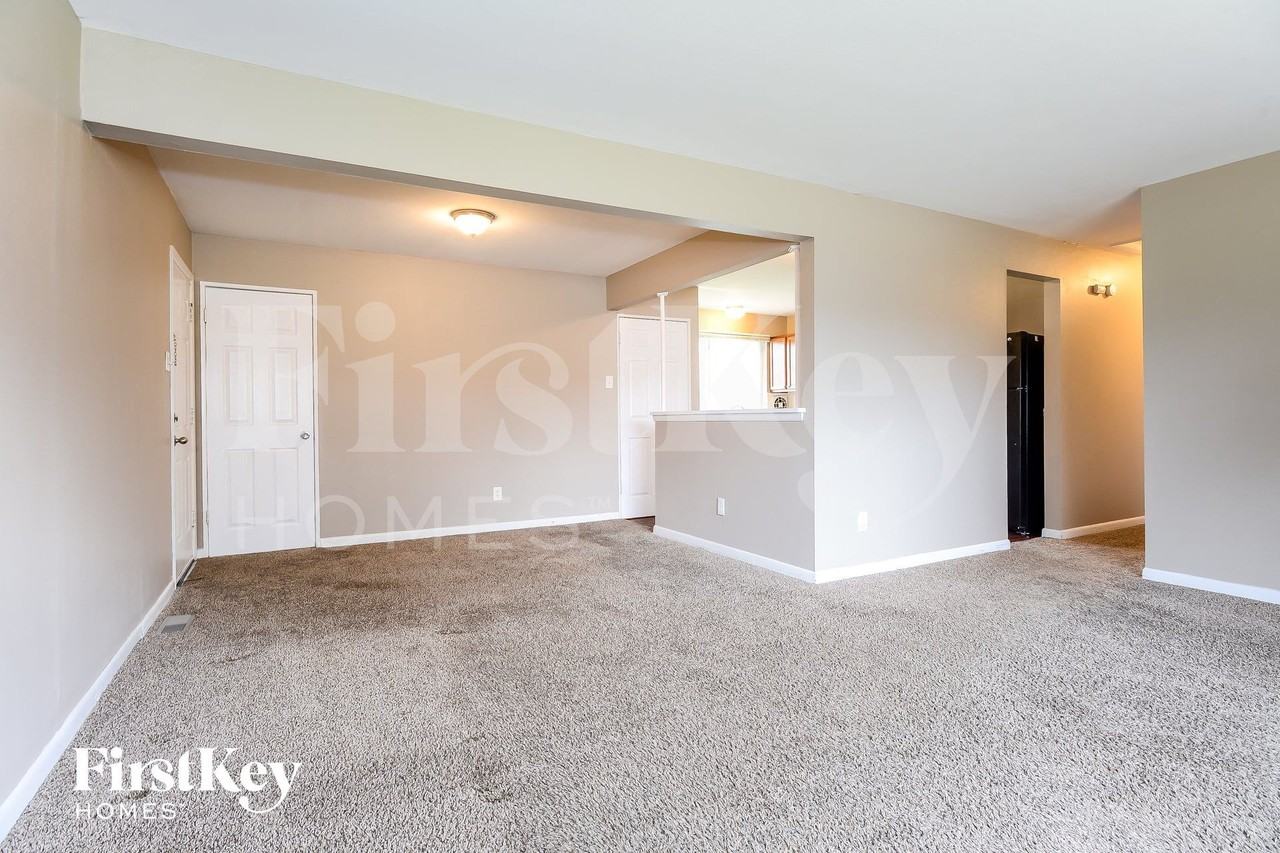 825 Manresa Ln - Photo 3 of 15