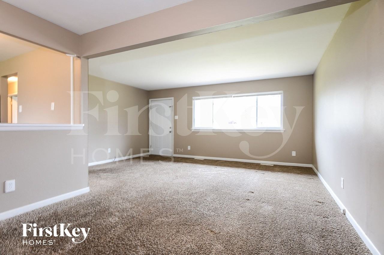 825 Manresa Ln - Photo 4 of 15