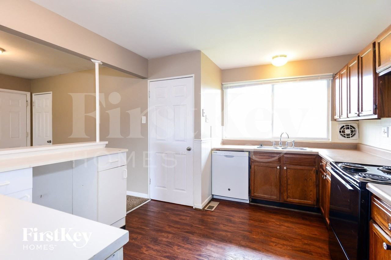 825 Manresa Ln - Photo 5 of 15
