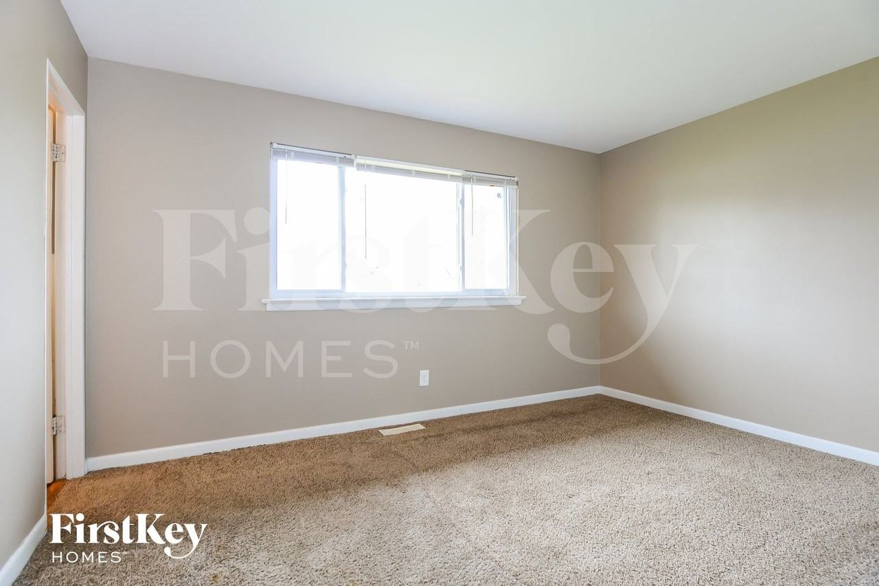 825 Manresa Ln - Photo 7 of 15