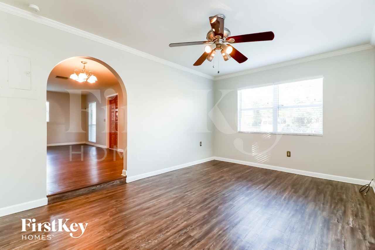 6807 S Cortez St - Photo 4 of 16