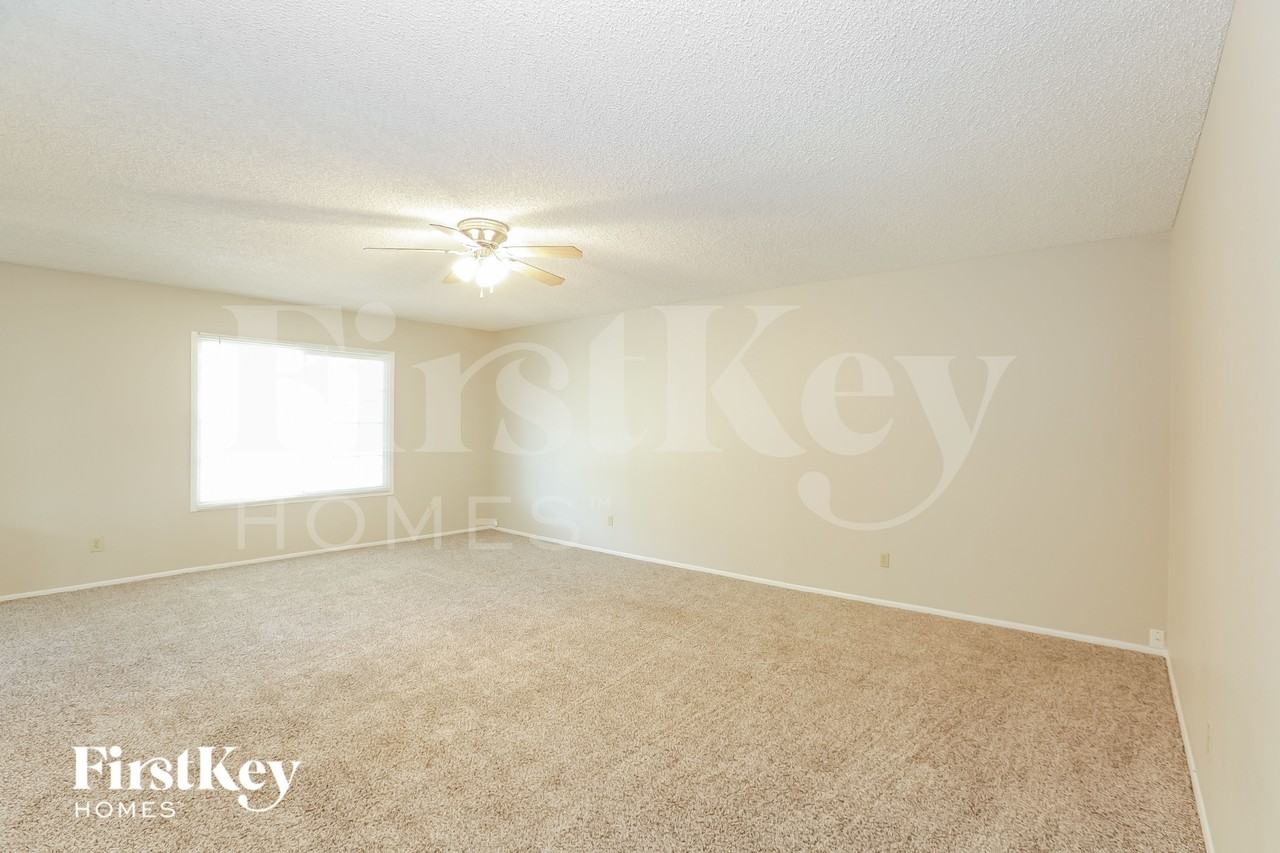 614 E Greenway Dr - Photo 4 of 16