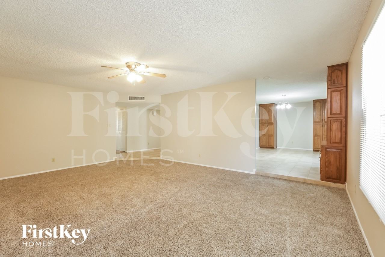 614 E Greenway Dr - Photo 5 of 16