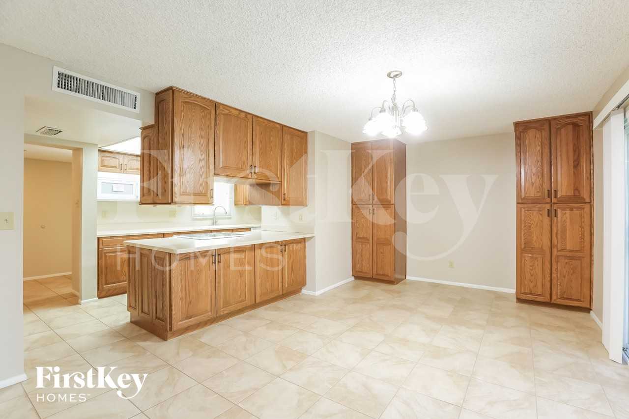 614 E Greenway Dr - Photo 6 of 16