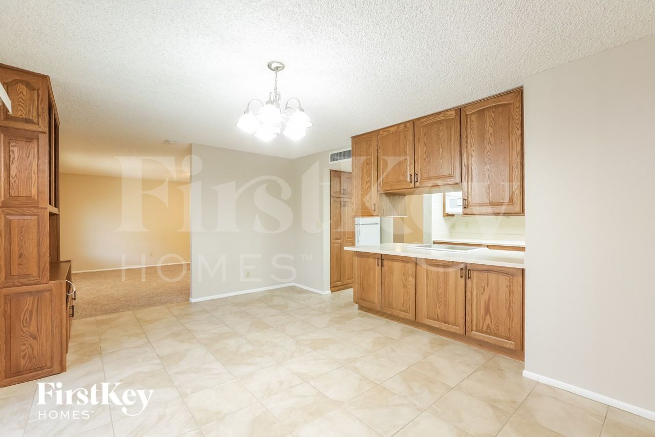 614 E Greenway Dr - Photo 7 of 16