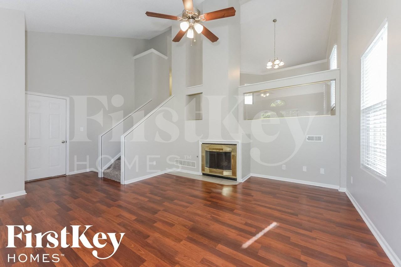 609 Rosehill Dr - Photo 4 of 15