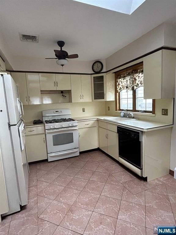 242 Paterson Ave - Photo 5 of 11