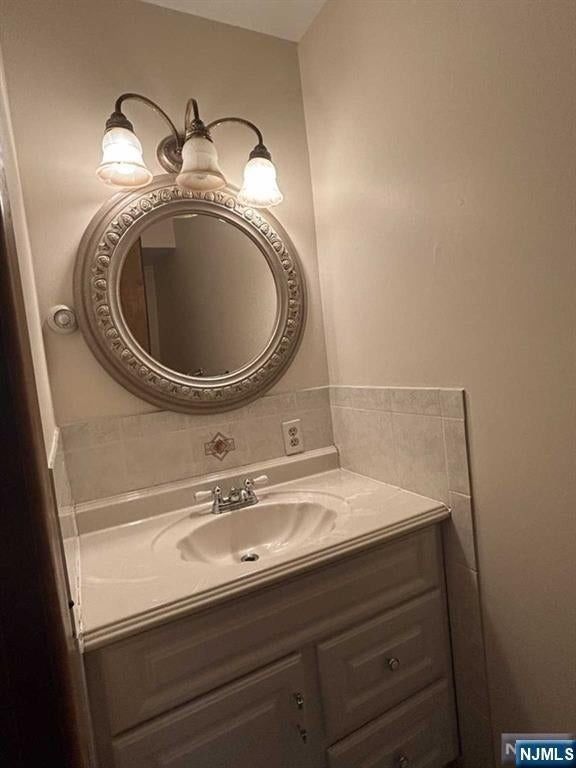 242 Paterson Ave - Photo 6 of 11