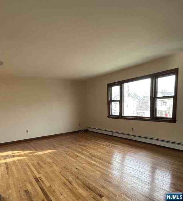 242 Paterson Ave - Photo 7 of 11