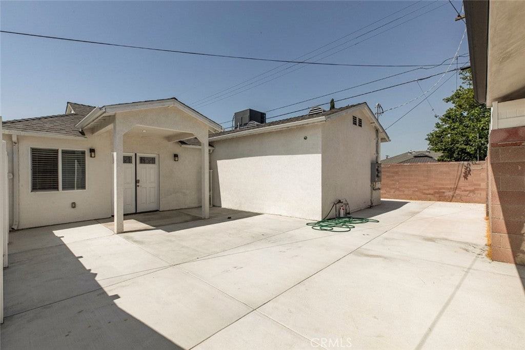 8209 Bellingham Ave - Photo 2 of 13
