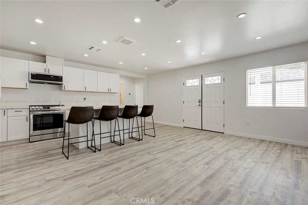 8209 Bellingham Ave - Photo 4 of 13