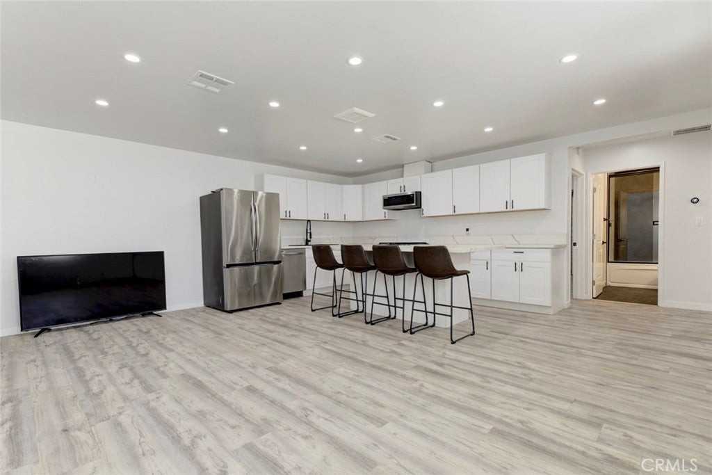 8209 Bellingham Ave - Photo 5 of 13