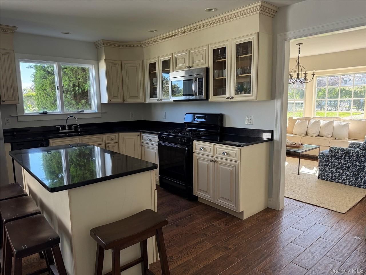 250 Oneck Ln - Photo 4 of 33