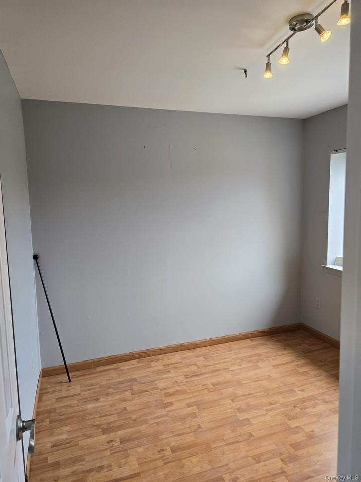 709 Kennedy Dr - Photo 5 of 10