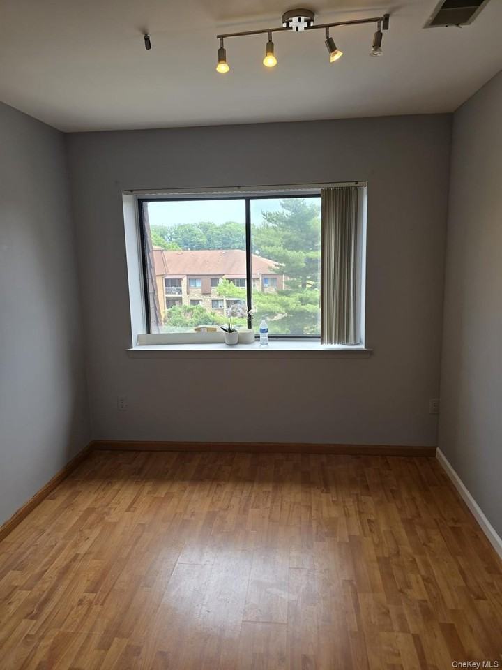 709 Kennedy Dr - Photo 6 of 10