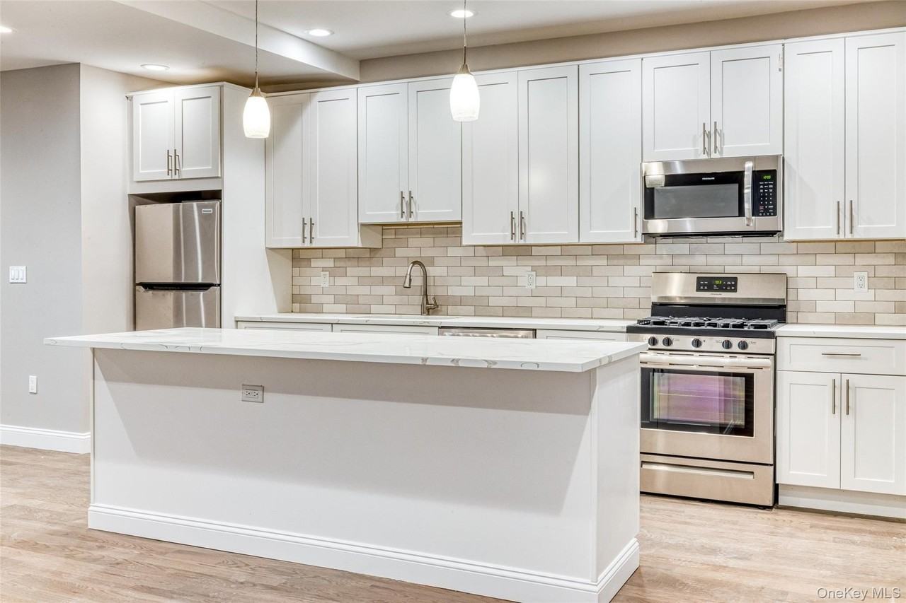78 Roslyn Rd #202 - Photo 3 of 9