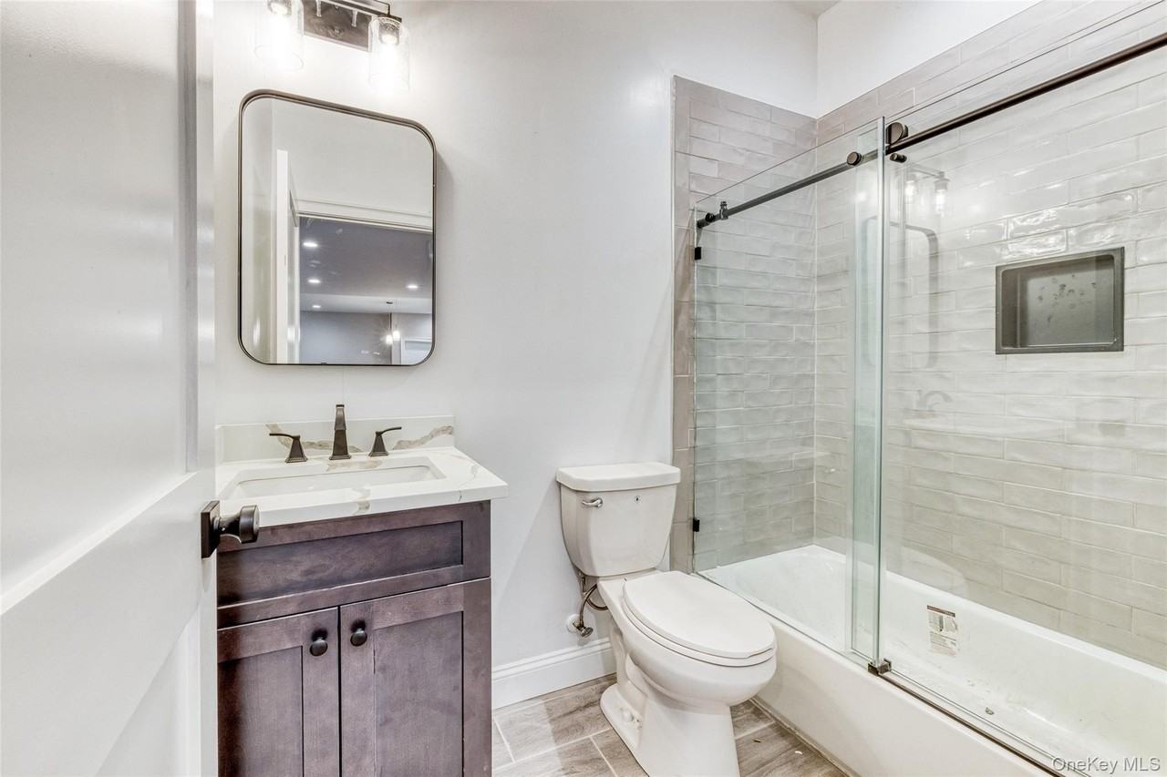 78 Roslyn Rd #202 - Photo 4 of 9