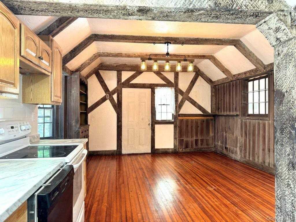 560 Taxter Rd - Photo 5 of 39