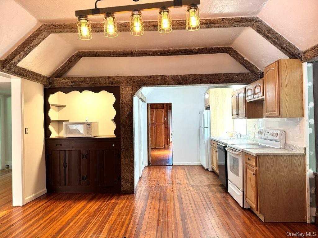 560 Taxter Rd - Photo 6 of 39