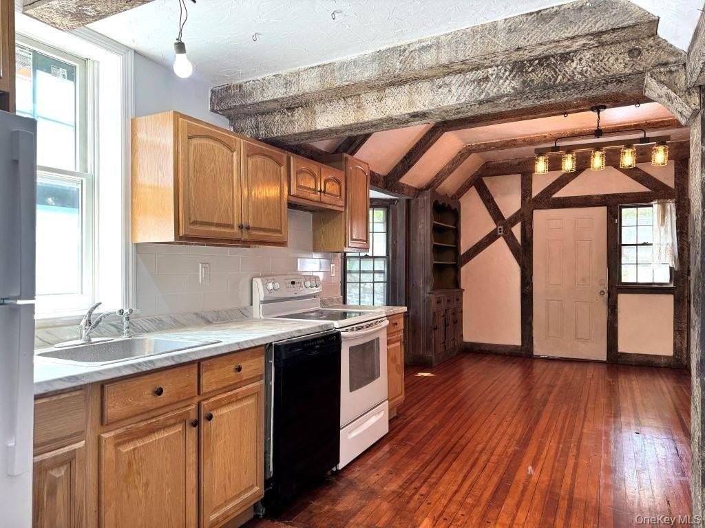 560 Taxter Rd - Photo 7 of 39
