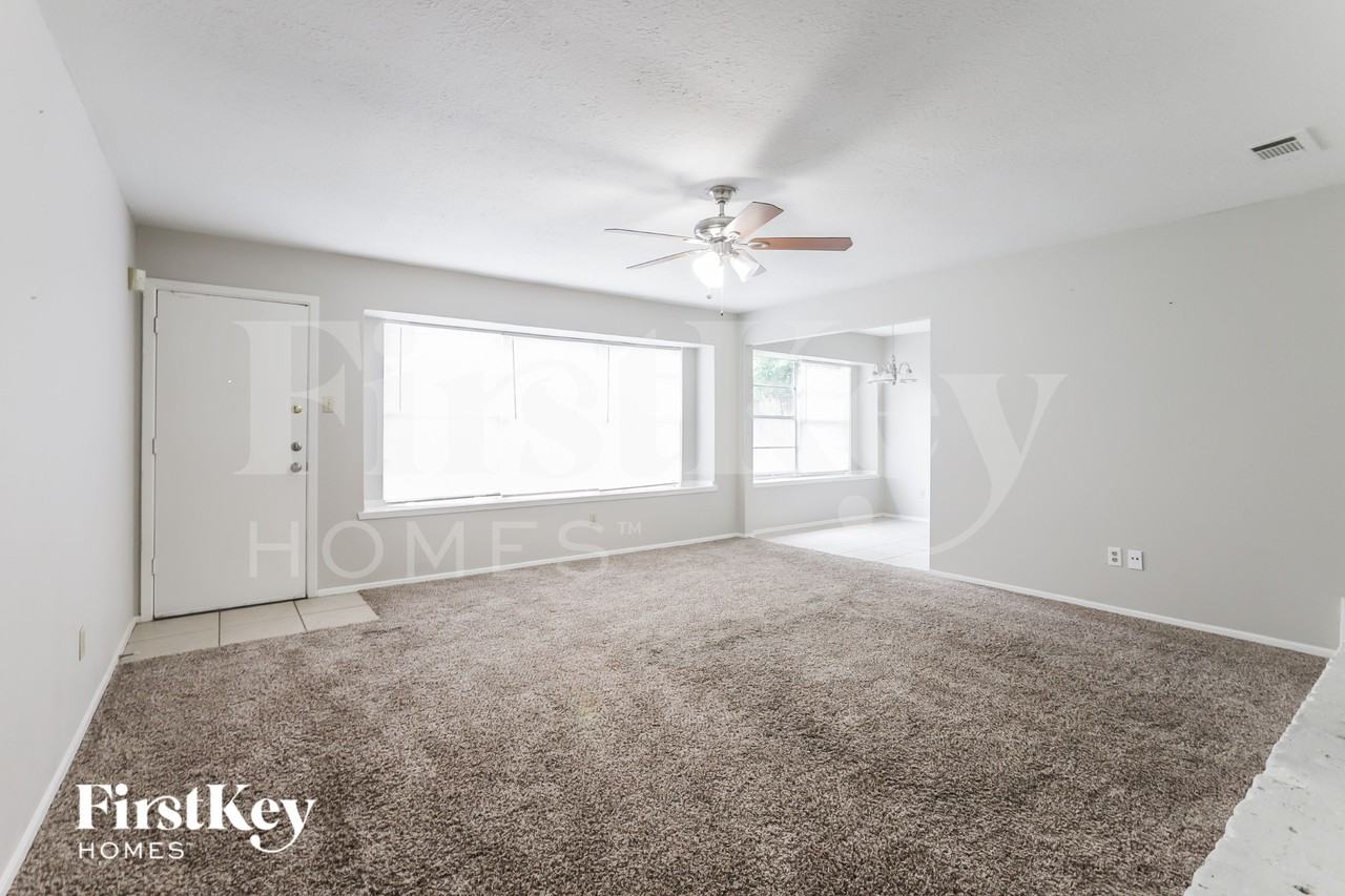 4426 Adonis Dr - Photo 4 of 16