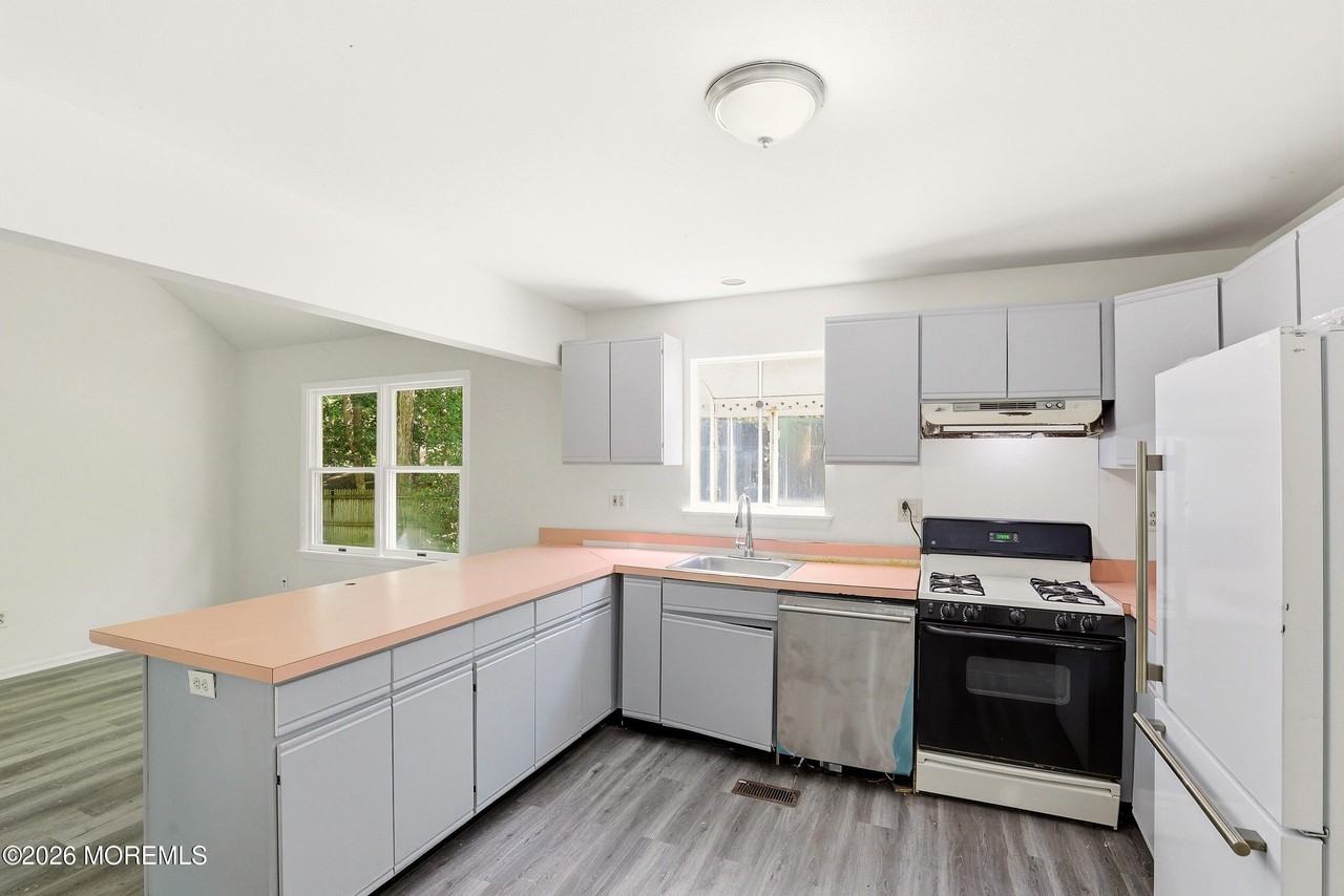 1305 Marshall St - Photo 6 of 19