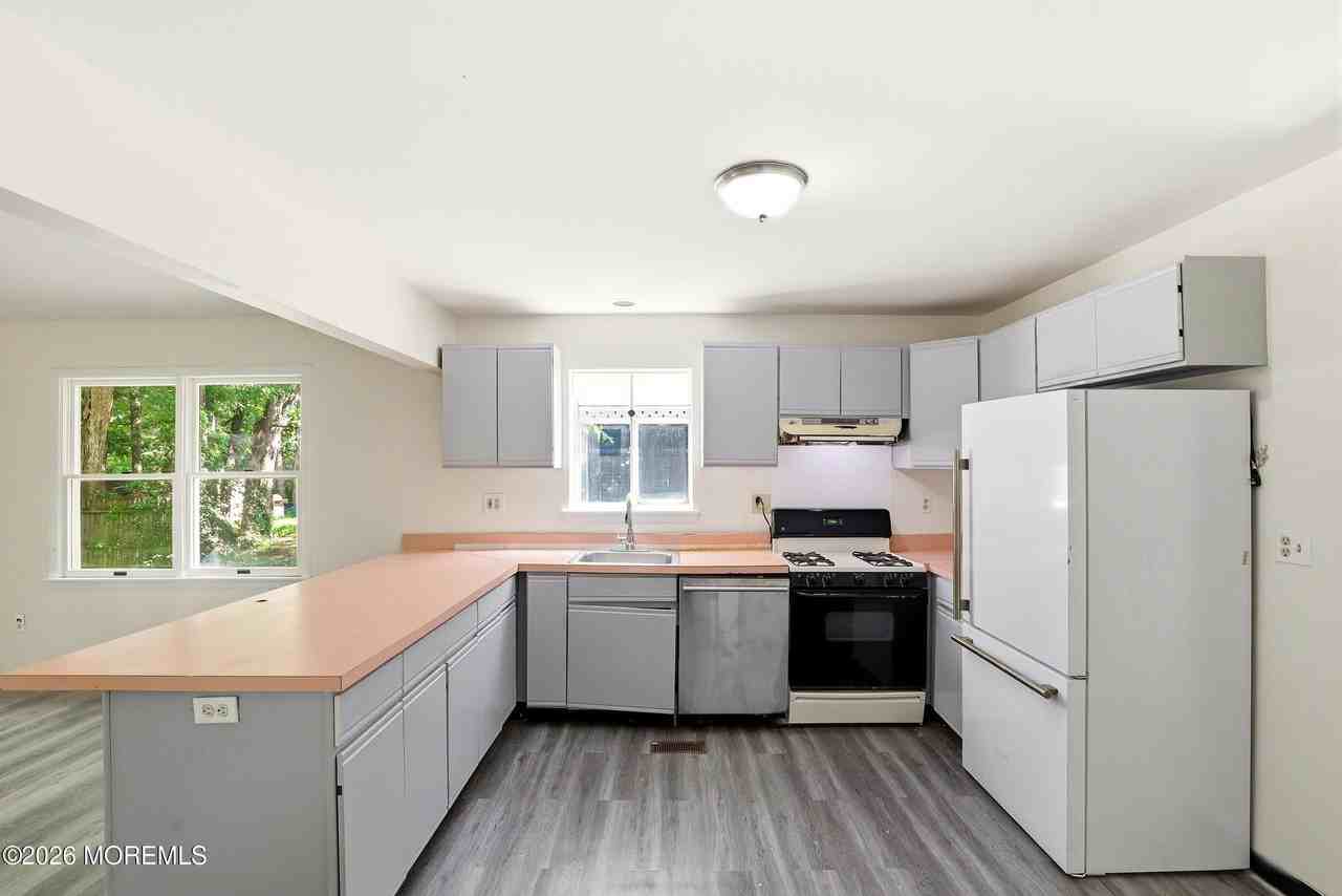 1305 Marshall St - Photo 7 of 19