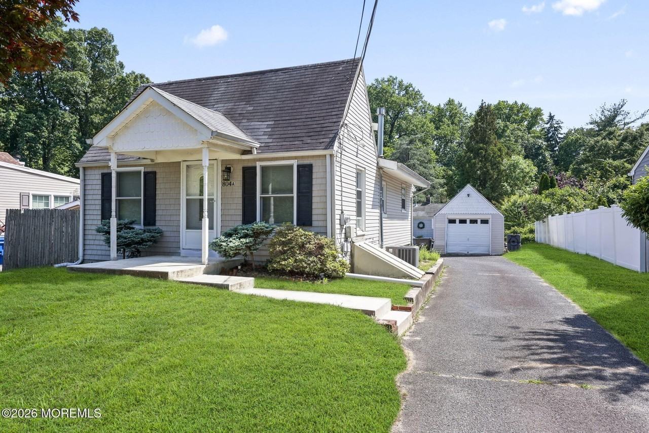 804 Nutswamp Rd - Photo 3 of 23