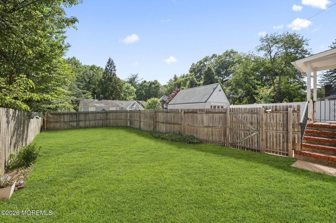 804 Nutswamp Rd - Photo 4 of 23