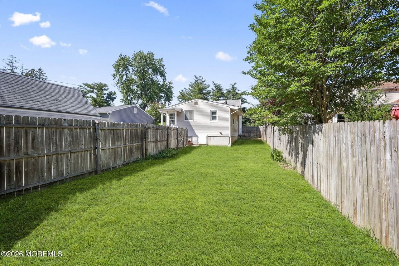 804 Nutswamp Rd - Photo 5 of 23