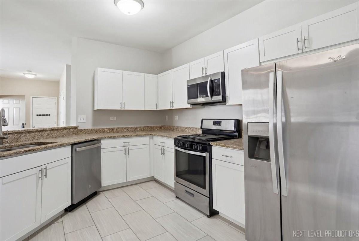 3044 Waters Edge Cir - Photo 5 of 25