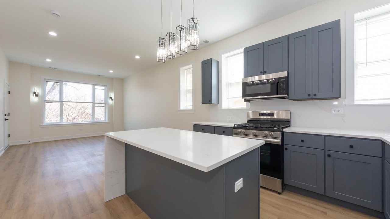 2036 N Hoyne Ave #2 - Photo 4 of 24