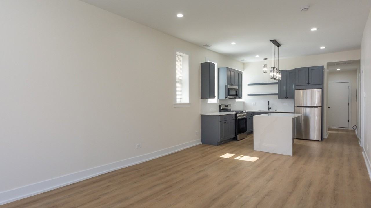 2036 N Hoyne Ave #2 - Photo 6 of 24