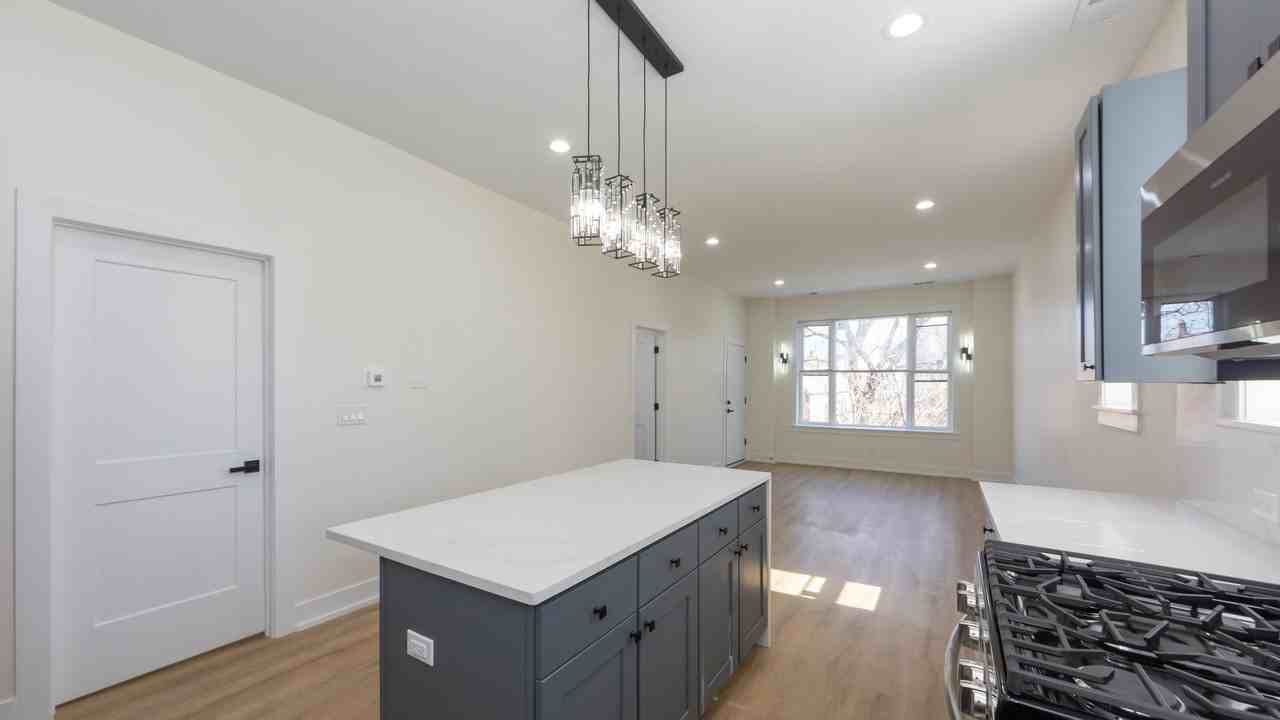 2036 N Hoyne Ave #2 - Photo 7 of 24