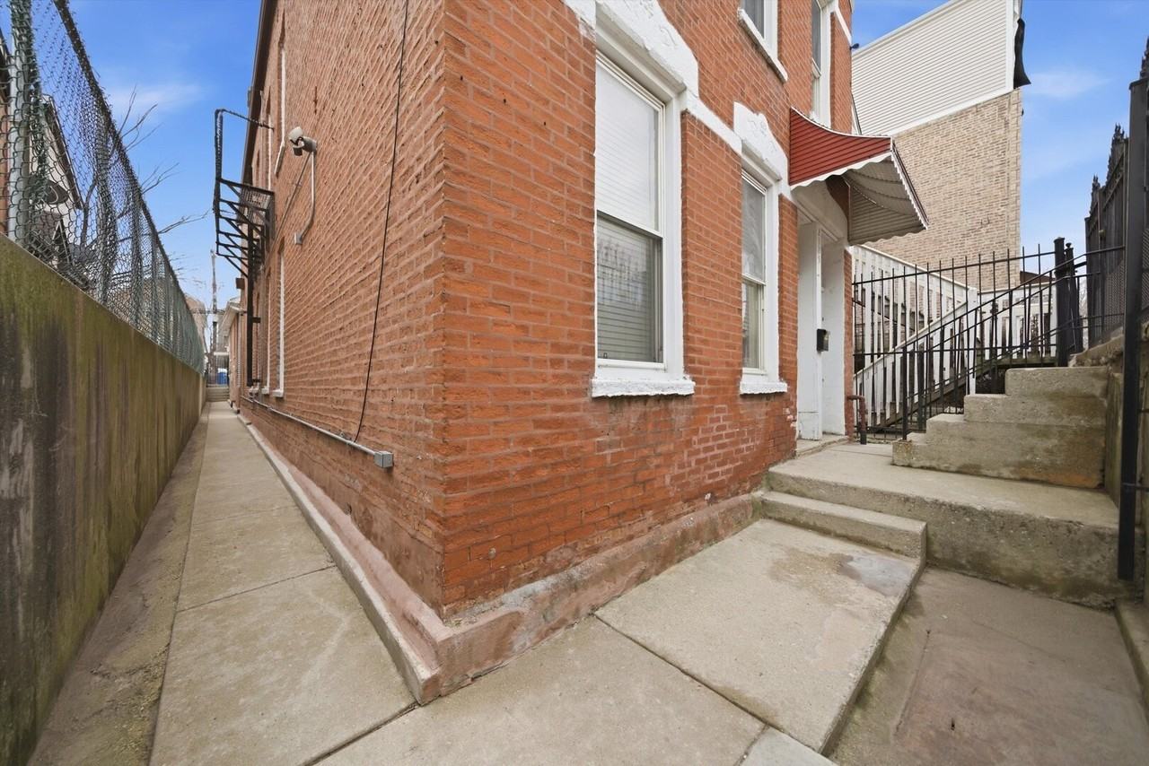 2125 W 18th Pl #1F - Photo 2 of 15
