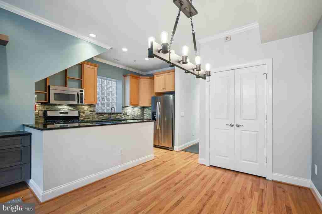 1832 Swann St Nw ##B - Photo 4 of 17