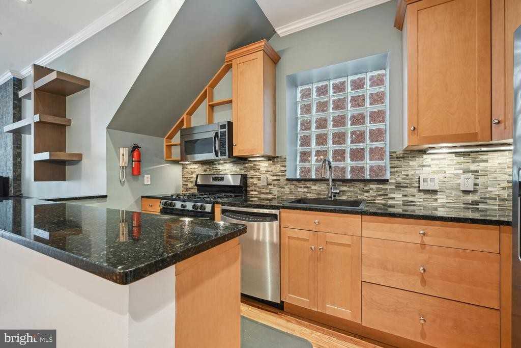 1832 Swann St Nw ##B - Photo 6 of 17