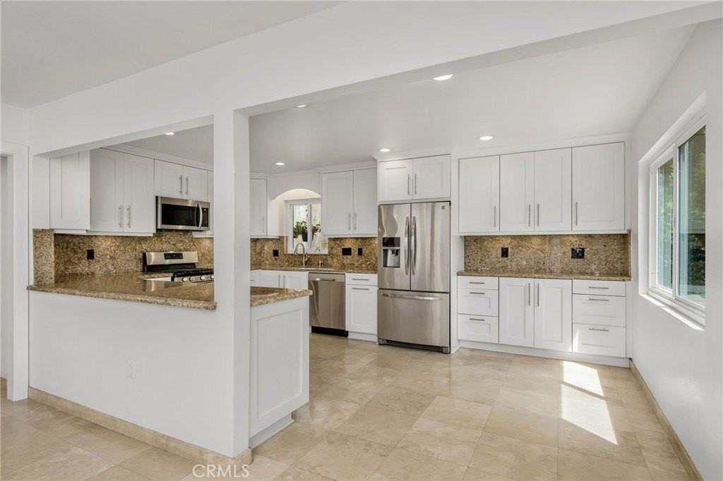 915 Miramar St - Photo 4 of 24