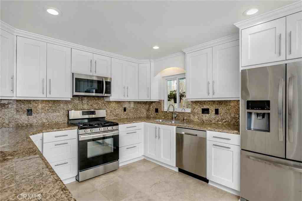 915 Miramar St - Photo 5 of 24