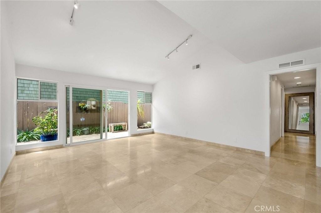 915 Miramar St - Photo 7 of 24