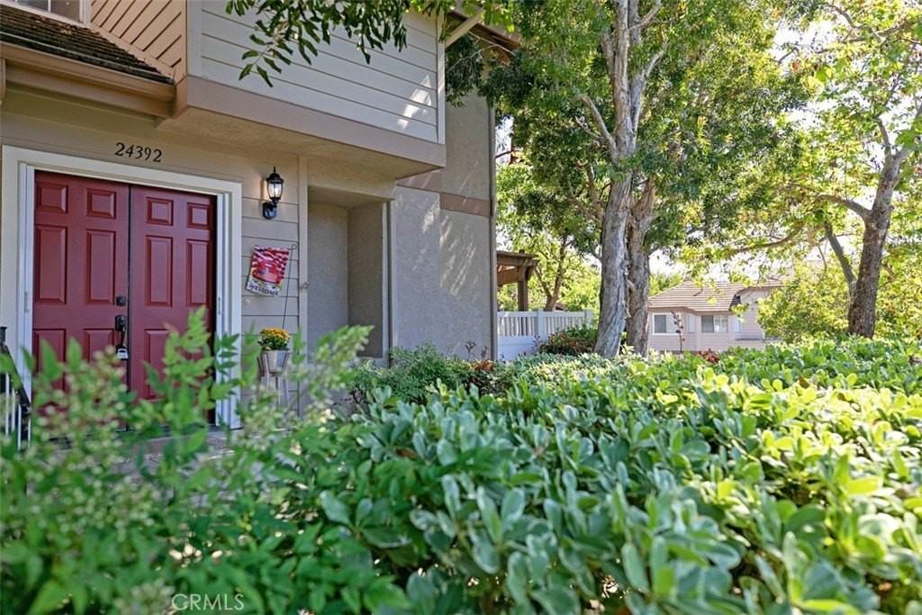 24392 Kingston Ct - Photo 2 of 35