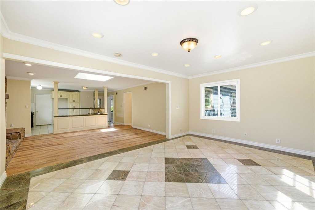 15952 Quartz St - Photo 4 of 13