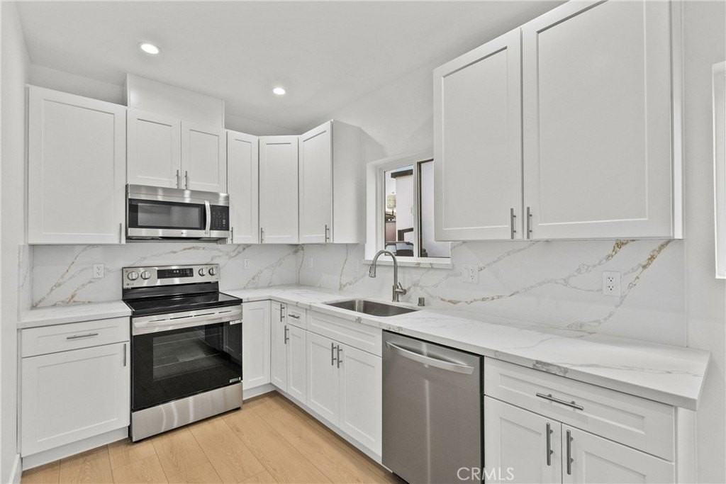 326 Leslie Way - Photo 3 of 13