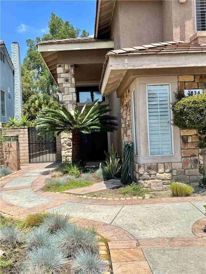1834 Berryhill Dr - Photo 2 of 44
