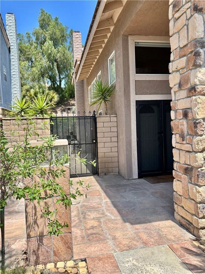 1834 Berryhill Dr - Photo 3 of 44