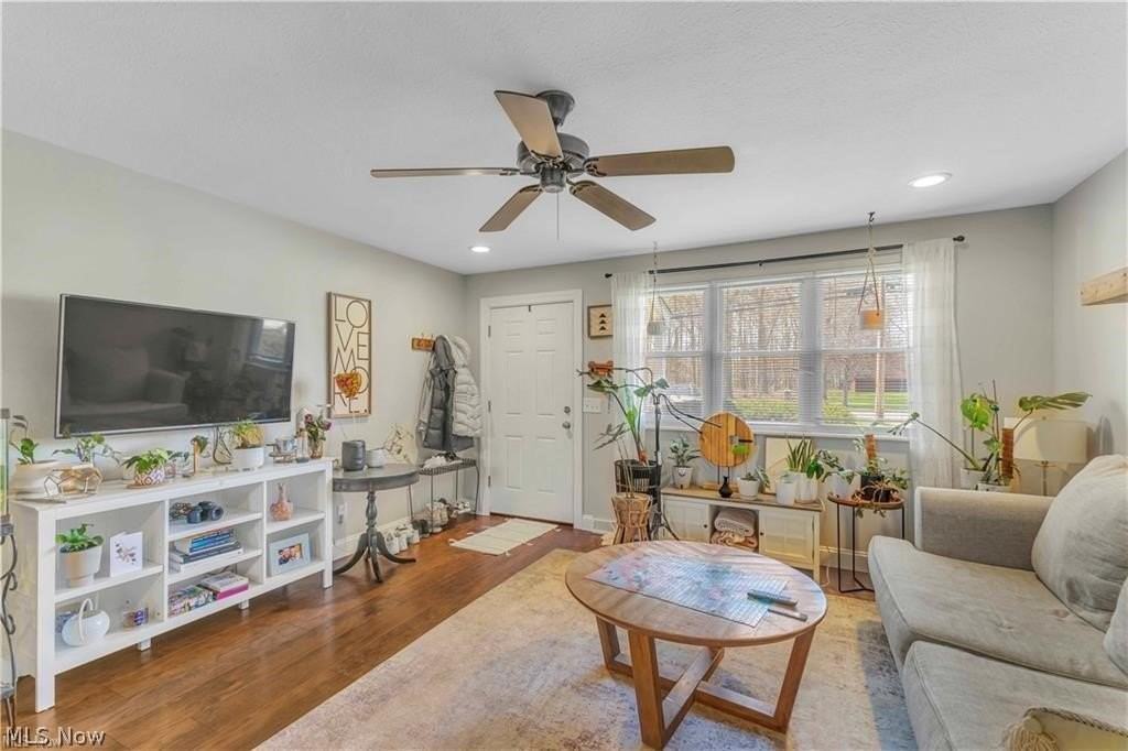 2587 Jaycox Rd - Photo 2 of 16