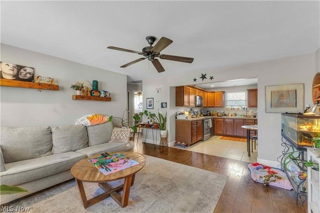 2587 Jaycox Rd - Photo 3 of 16