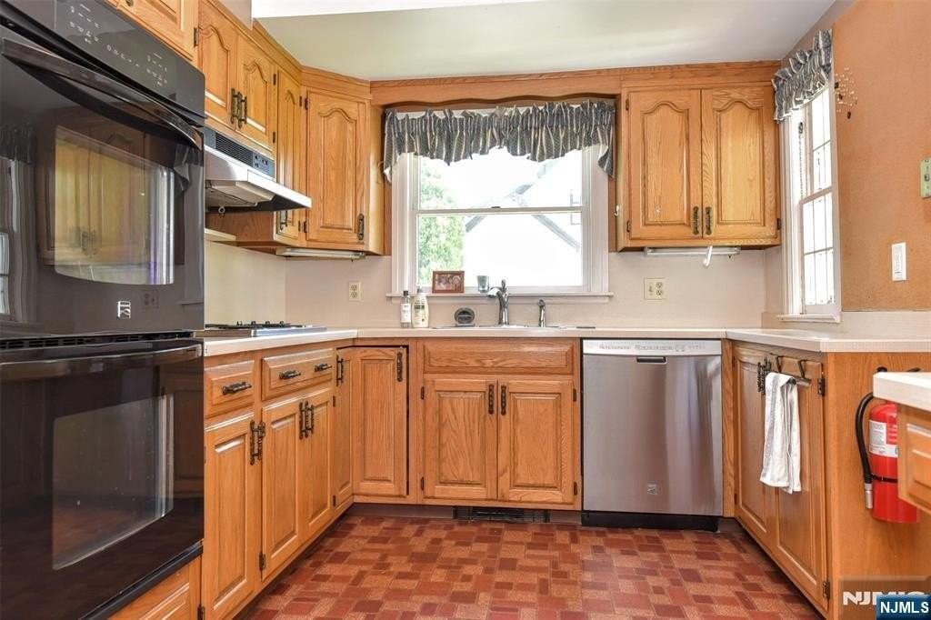 161 Wyckoff Ave - Photo 5 of 17
